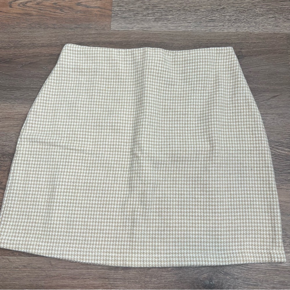Mini High Waisted Cream and White Houndstooth Skirt Size Small